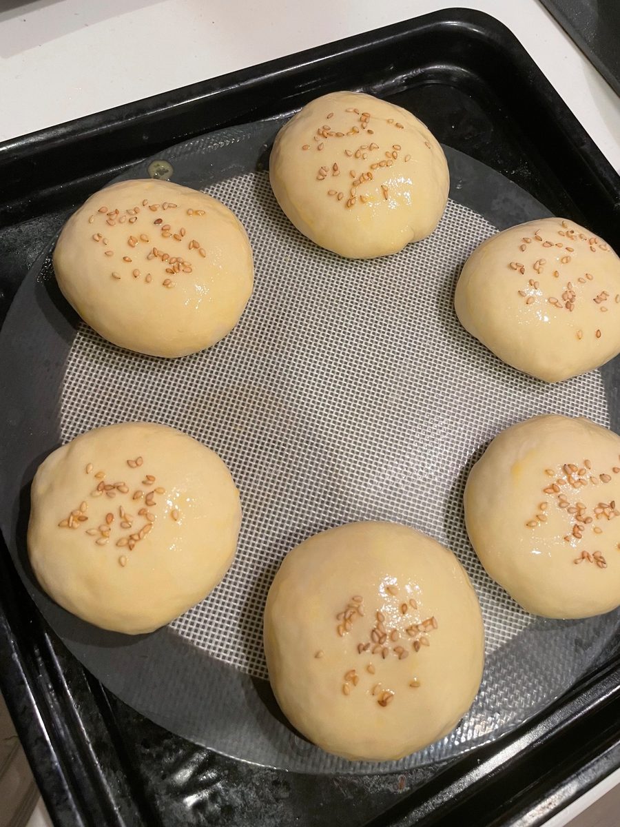 ごまをのせた手作りパン