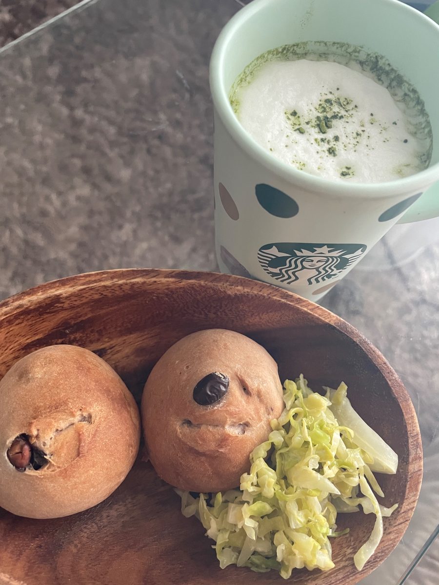 黒豆パンと抹茶ラテの朝ごはん